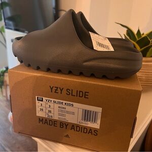 SOLD - Yeezy (YZY) Slides Kids - Size 3 - Color Dark Onyx